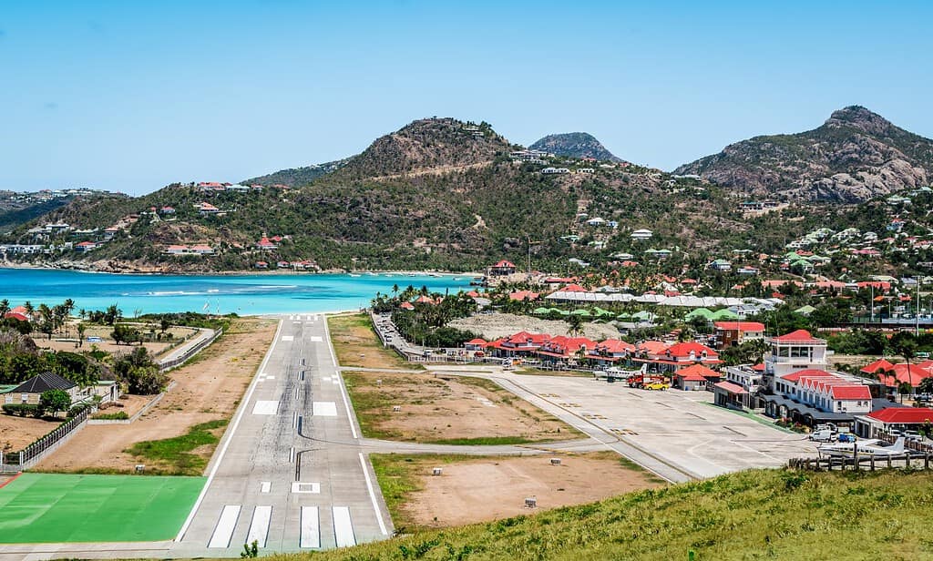 Paesaggio con villaggio e pista di St Jean sull'isola caraibica di Saint Barthélemy ( St Barts ).