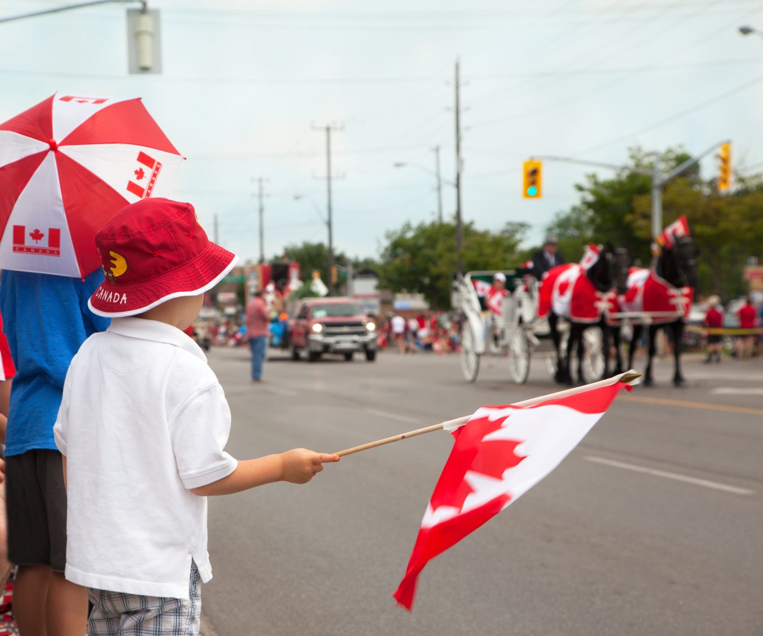 Ragazzi che guardano una parata del Canada Day.  Aurora, Ontario, Canada.