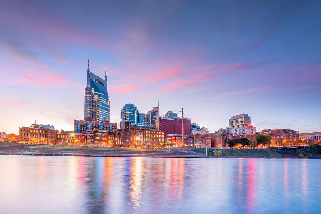 Orizzonte del centro di Nashville, Tennessee con il fiume Cumberland negli Stati Uniti