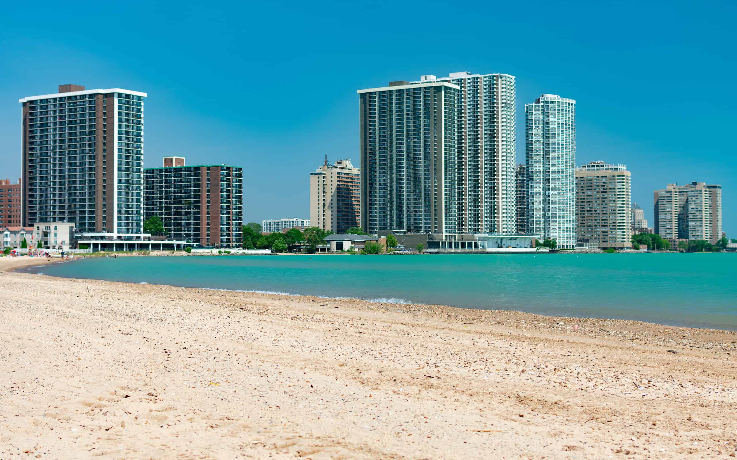 Vista sulla spiaggia dello Skyline di Edgewater e Rogers Park con il Lago Michigan a Chicago