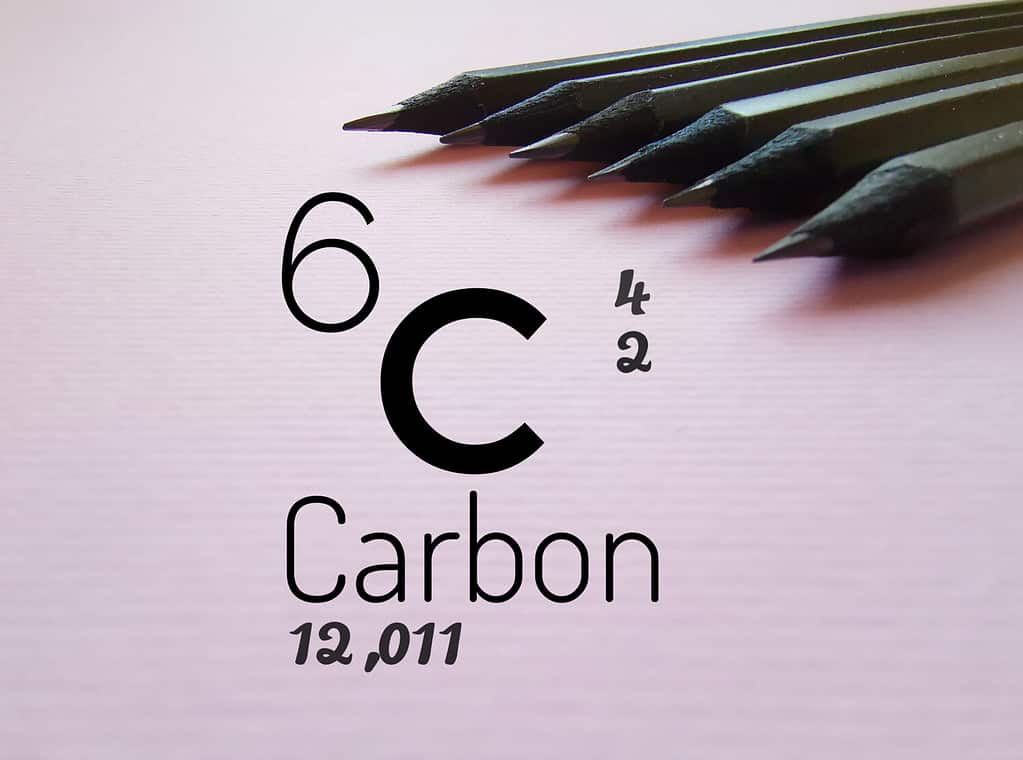 La massa molare del carbonio è 12,0107 grammi/mole e spesso viene arrotondata per semplificare i calcoli.  - scoprire la massa molare del carbonio (C) e come si confronta con altri elementi