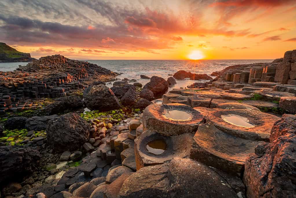 tramonto su colonne di basalto Giant's Causeway, contea di Antrim, Irlanda del Nord