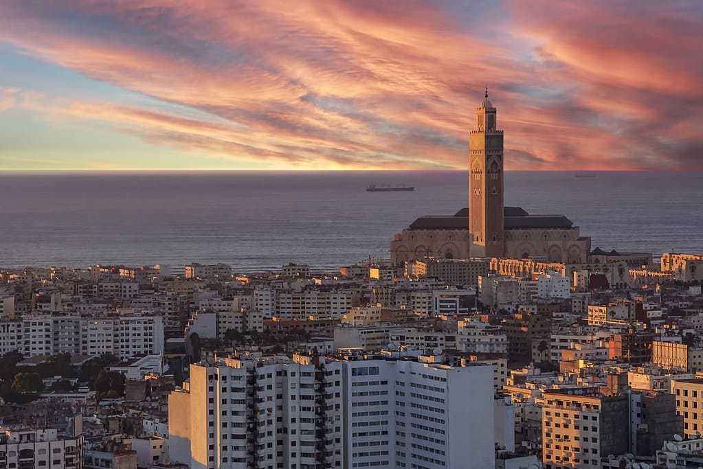 Vista serale del paesaggio urbano di Casablanca con la Moschea Hassan II in Marocco