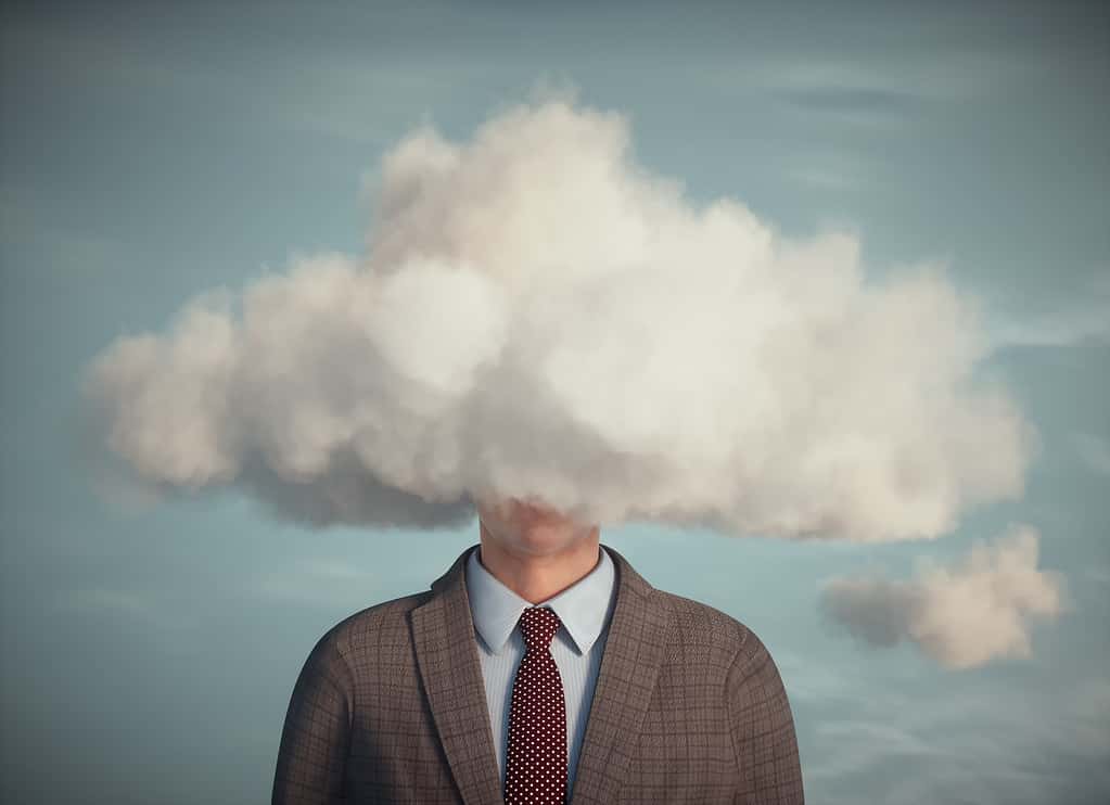 Un uomo d'affari con la testa tra le nuvole.