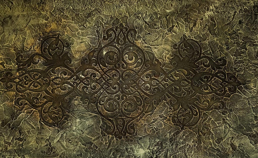 Modello celtico su pietra con muschio