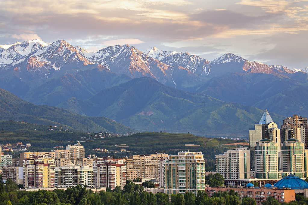 Vista su Almaty con montagne innevate sullo sfondo, Almaty, Kazakistan