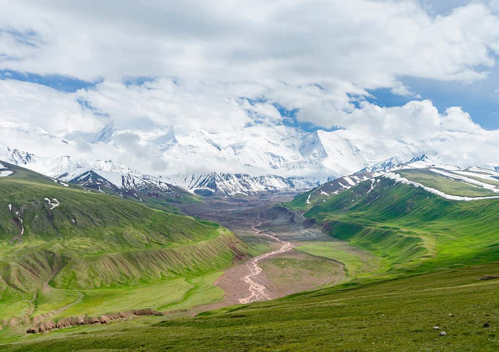 Le cime del Pik Kurumdy (6614 m) al confine tra Kirghizistan, Cina e Tagikistan.  La valle dell'Alaj nelle montagne del Pamir.  Asia centrale, Kirghizistan