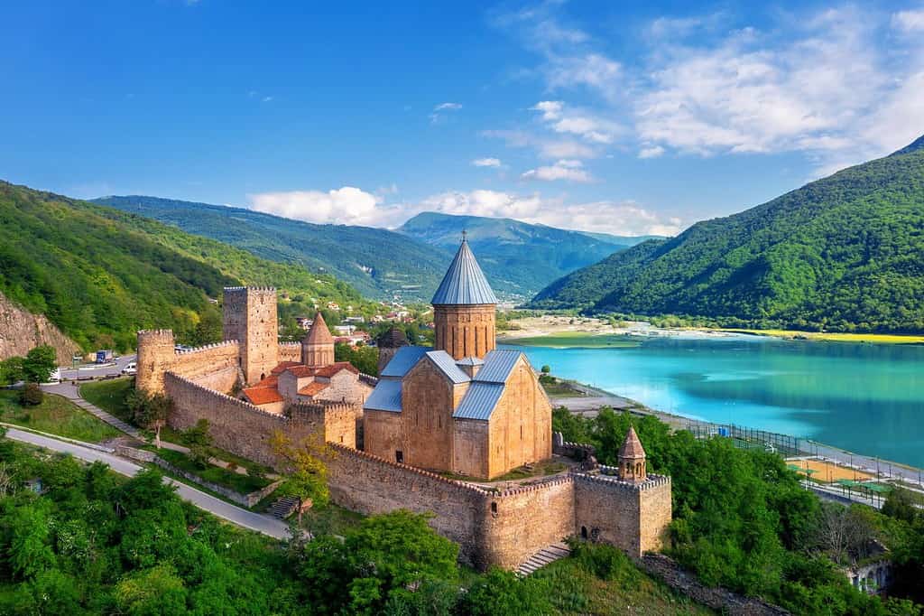 Veduta aerea del complesso della fortezza di Ananuri in Georgia.