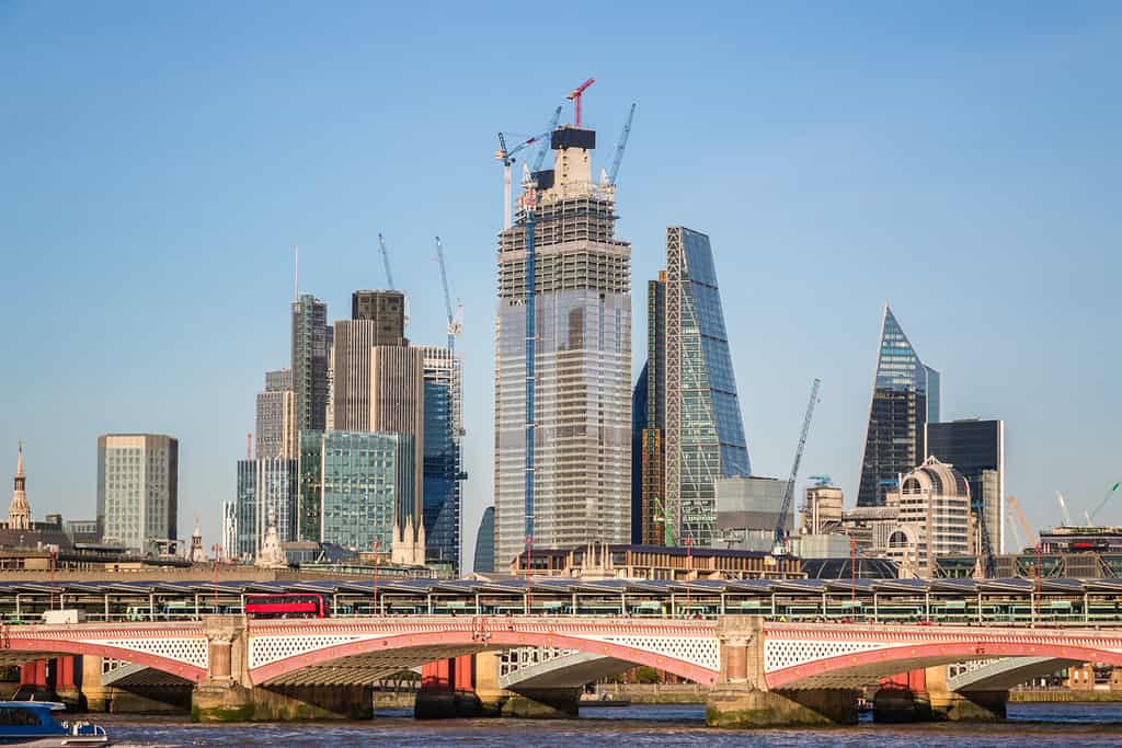 Paesaggio urbano di Londra con il traffico di Blackfriars e i ponti ferroviari in una giornata senza nuvole