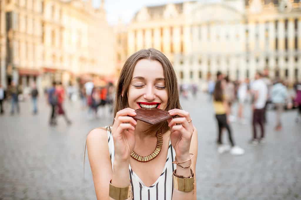 Donna con cioccolato all'aperto a Bruxelles