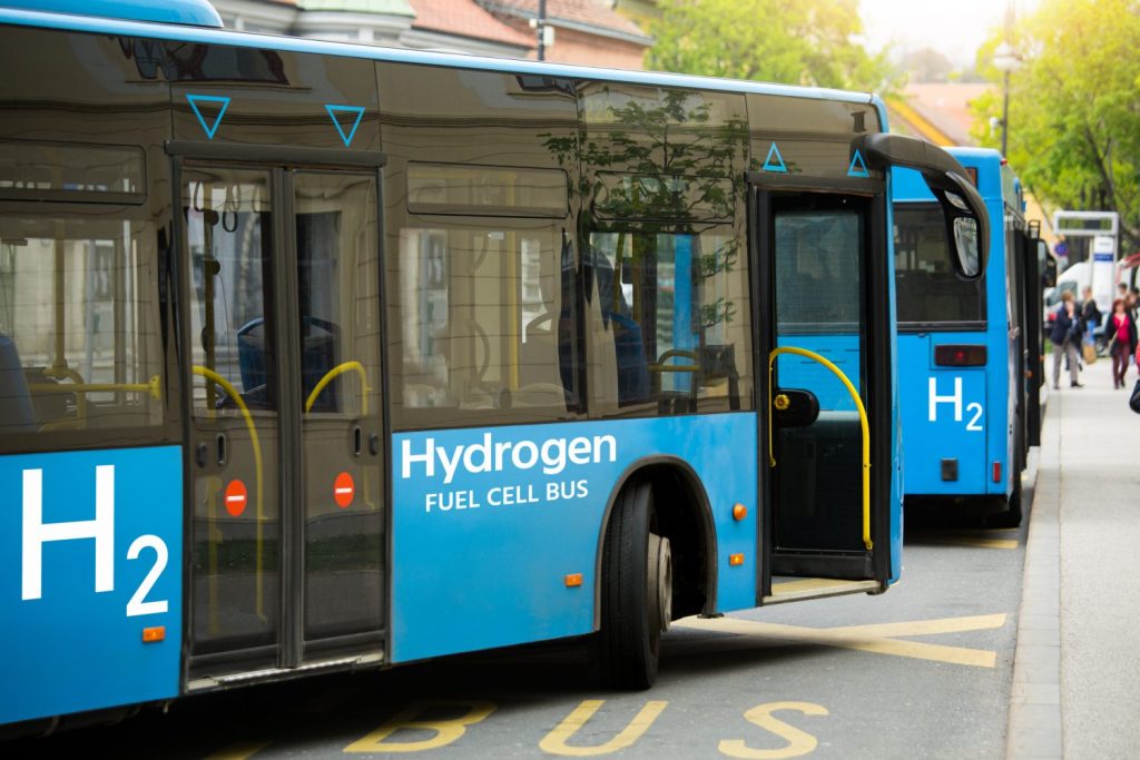 Alla stazione degli autobus si trova un autobus a celle a combustibile a idrogeno