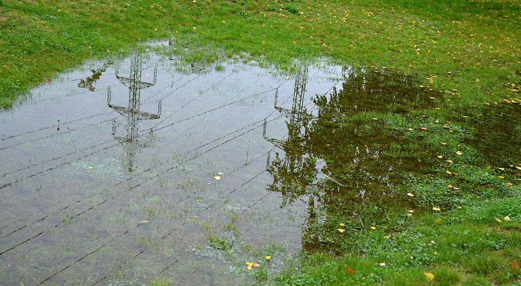 il terreno troppo compatto e impermeabile non assorbe l'acqua durante le piogge e le alluvioni.  Nel parco nel prato è stato creato un lago, che gradualmente si infiltra.  danni al prato allagamenti prolungati.  spinta dell'acqua