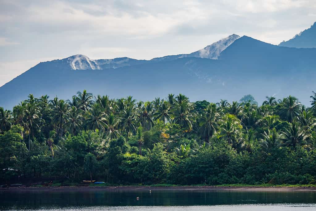 Nuvole sopra il vulcano in Papua Nuova Guinea