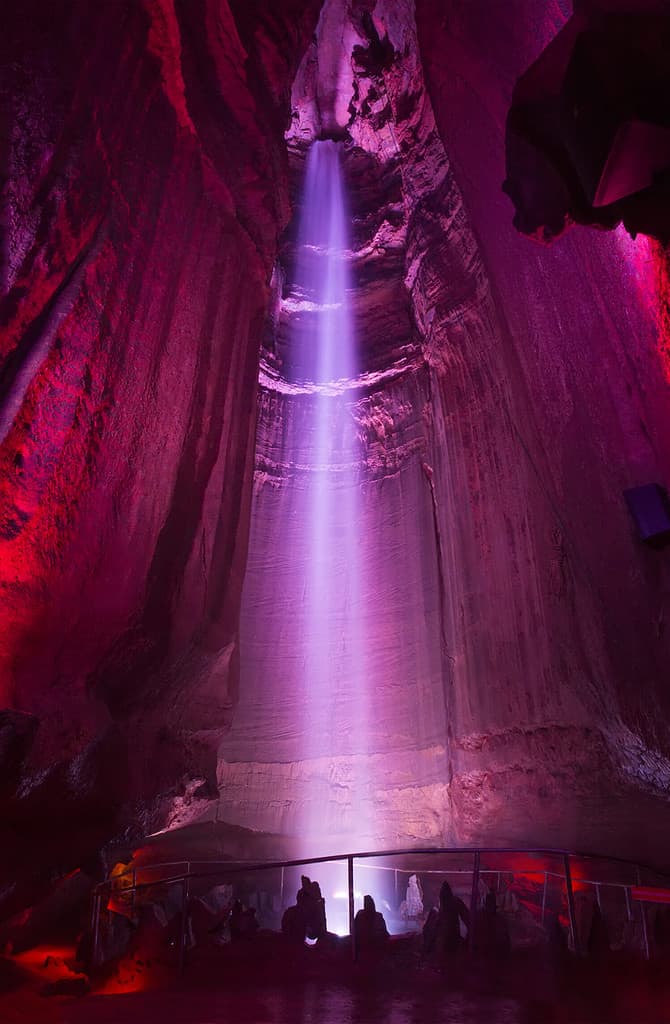 Ruby Falls è una cascata sotterranea situata all'interno della Lookout Mountain, vicino a Chattanooga, nel Tennessee, negli Stati Uniti.
