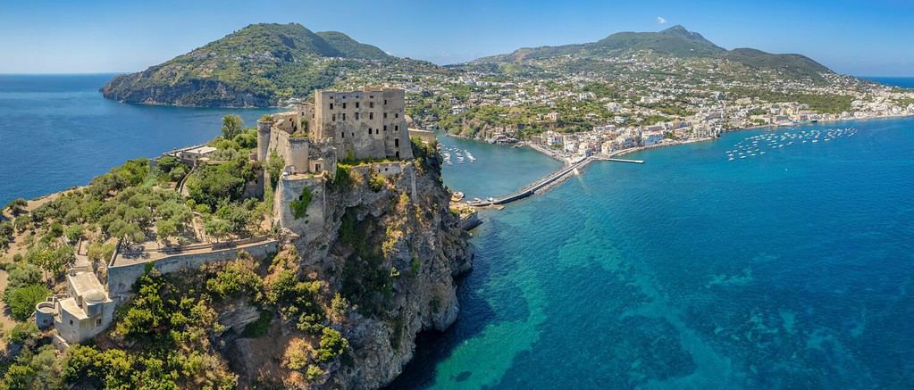 Veduta aerea del castello aragonese.  Il castello è il monumento storico più imponente di Ischia, costruito nel 474 a.C.  Veduta aerea dell'isola e della città di Ischia.