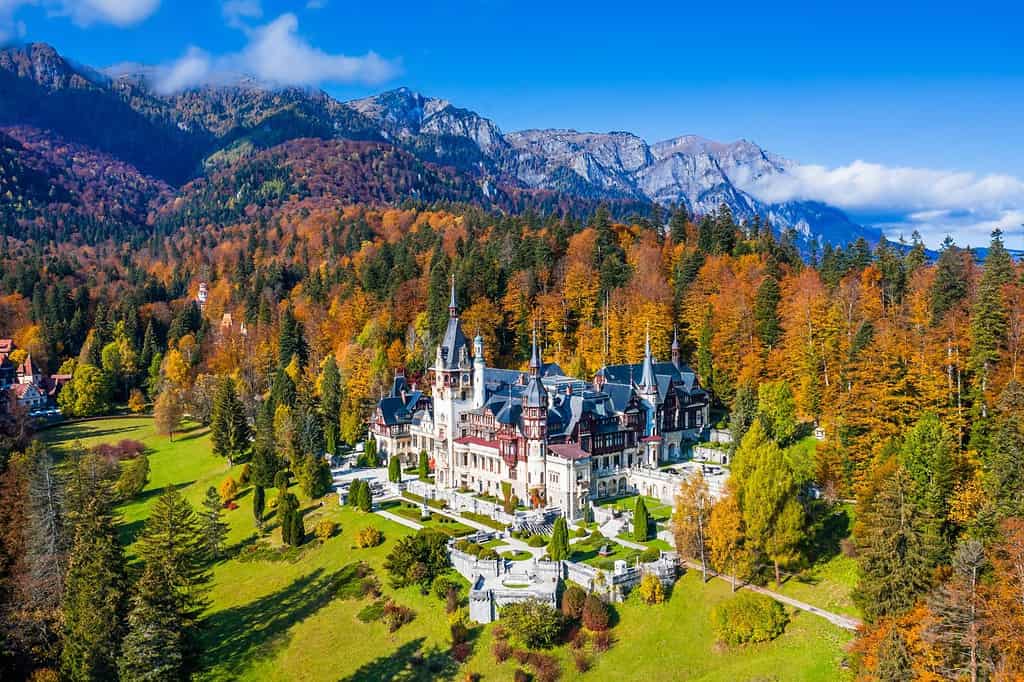 Castello di Peles in autunno.  Sinaia, contea di Prahova, Romania.