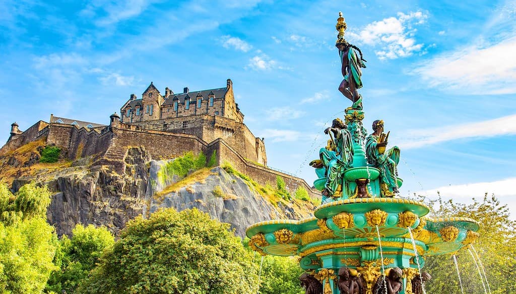 Vista panoramica del Castello di Edimburgo e della Fontana di Ross, foto di viaggio in Scozia.  Il Castello di Edimburgo è il centro storico della città e l'attrazione turistica più popolare.