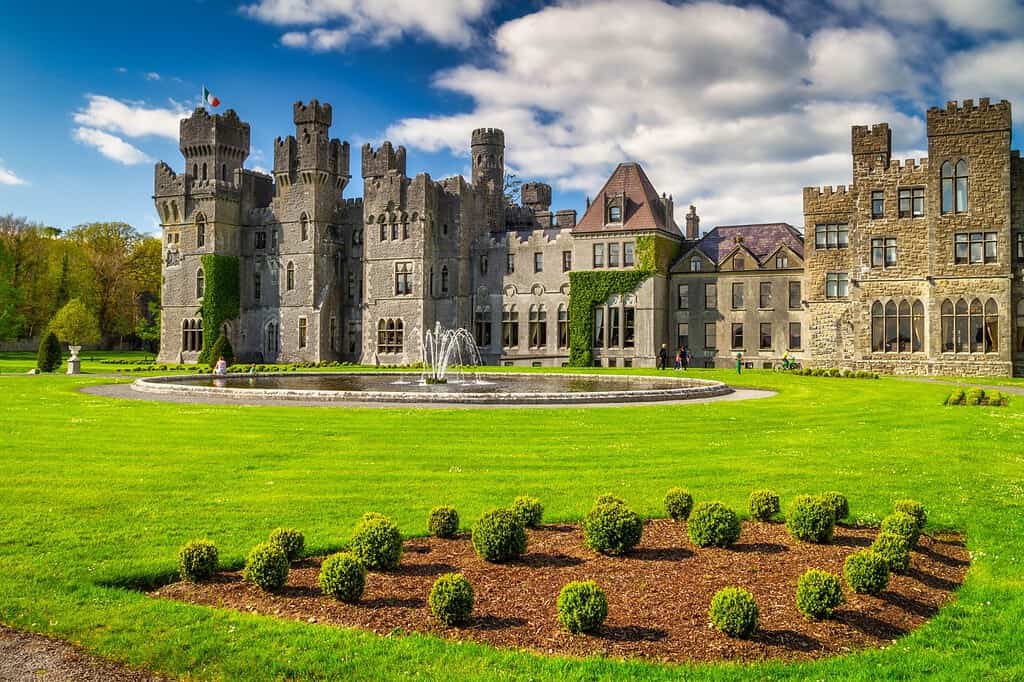Incredibile architettura del castello di Ashford nella contea di Mayo, Irlanda