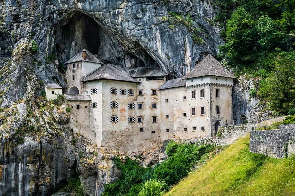 Scenario spettacolare del castello e delle grotte di Predjama in cima alla scogliera medievale, Slovenia