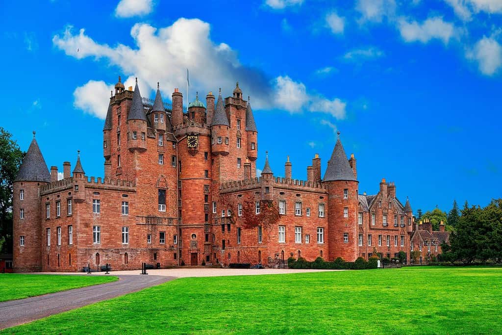 Il castello di Glamis è situato accanto al villaggio di Glamis nell'Angus, in Scozia.