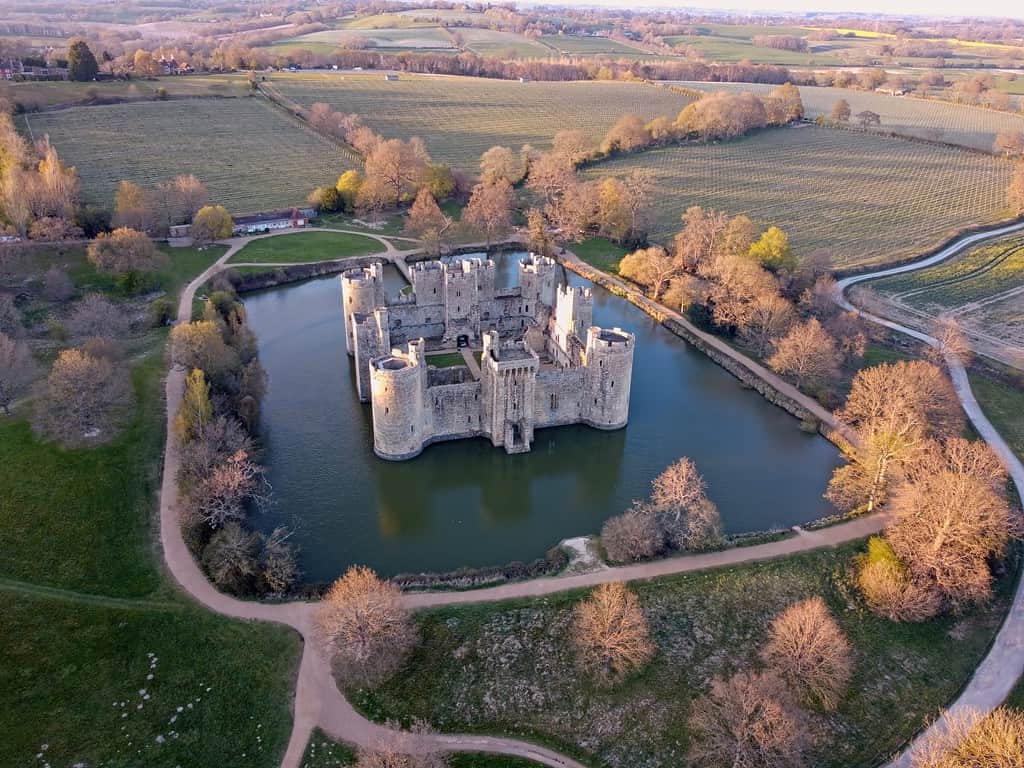 Veduta aerea del castello di Bodiam, fortezza medievale del XIV secolo con fossato e torri svettanti a Robertsbridge, East Sussex, Inghilterra.