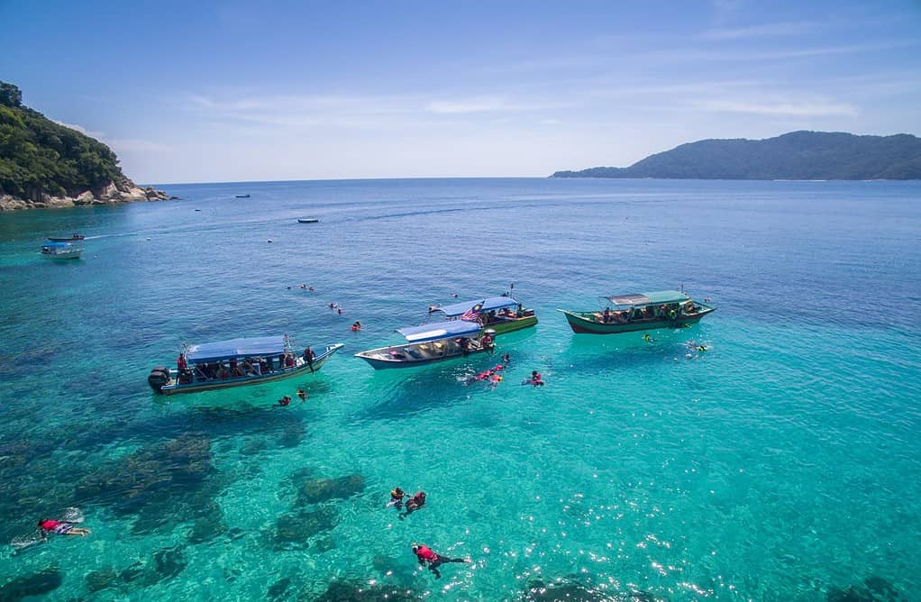 gruppo di snorkeling in acque limpide all'isola di perhentian, terengganu malesia