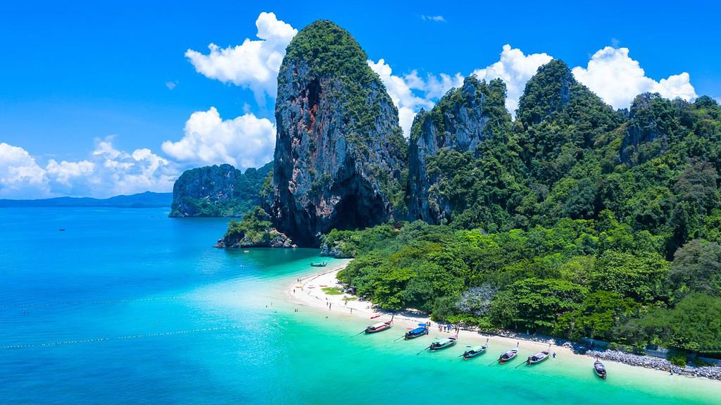 Vista aerea Phra Nang Cave Beach con la tradizionale barca a coda lunga sulla spiaggia di Ao Phra Nang, ecosistema e concetti e background di ambiente sano, Railay Bay, Krabi, Thailandia.