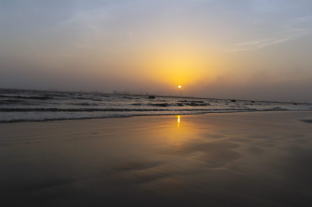 Bellissimo tramonto in riva al mare a Dumas Beach, Surat, Gujarat