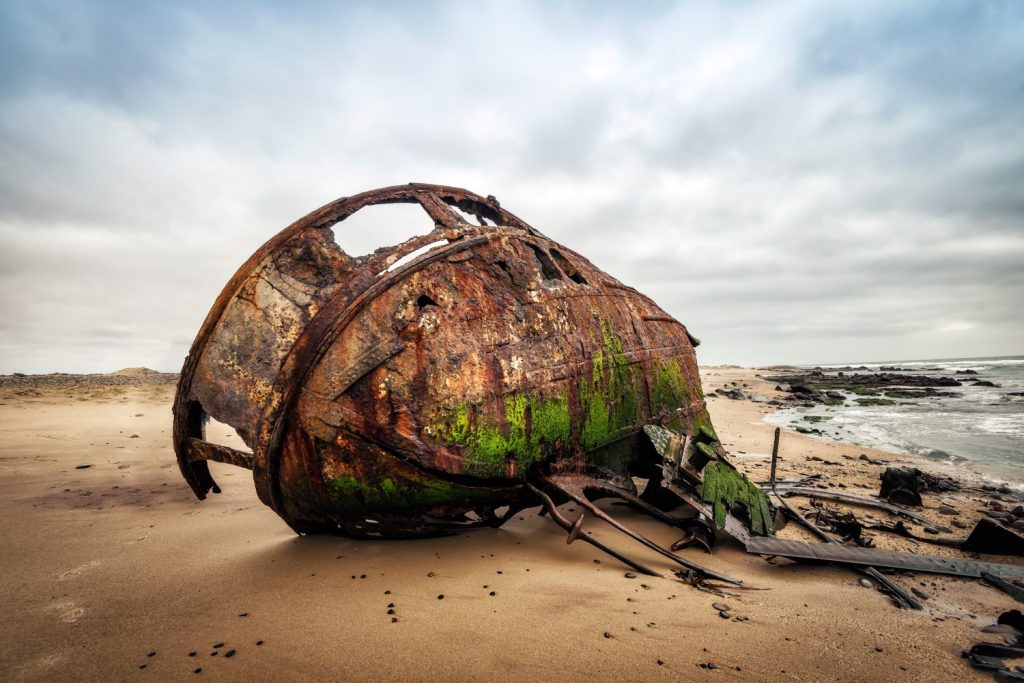 Relitto di una nave lungo la Skeleton Coast nella Namibia occidentale, scattata nel gennaio 2018