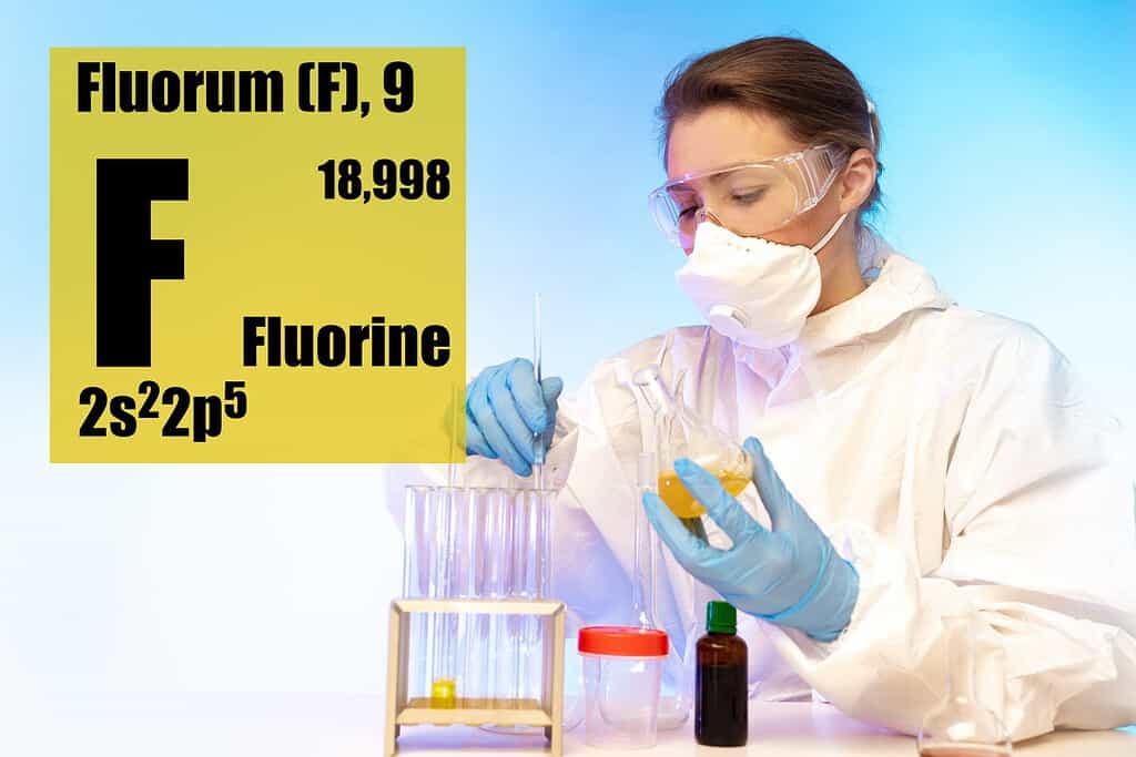 Fluoro.  Elemento chimico con numero atomico 9. Il non metallo chimicamente più attivo.  Il fluoro come l'ossidante più forte.  Tipi di gas.  Elementi necessari al corpo umano.