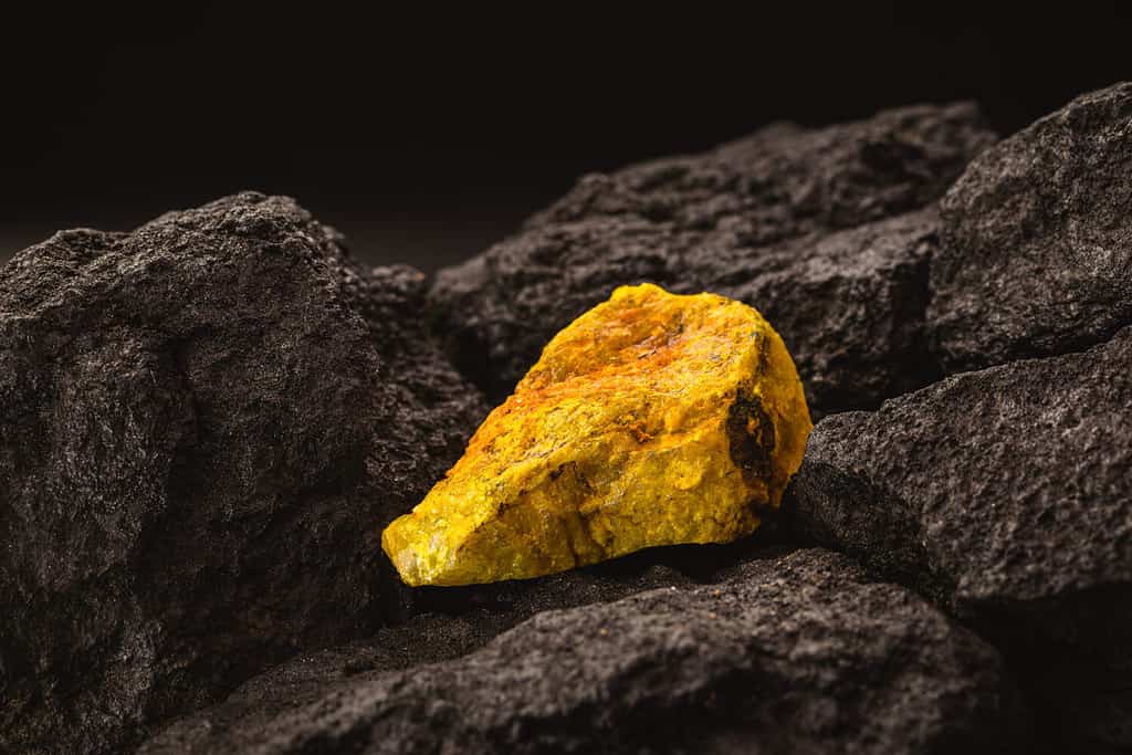 minerale di uranio nella miniera, concetto di radiazione minerale, energia radioattiva