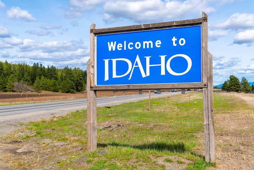 Un cartello di benvenuto lungo la strada in Idaho proveniente da Spokane Washington e che entra nell'Idaho settentrionale a Post Falls, Idaho, Stati Uniti d'America