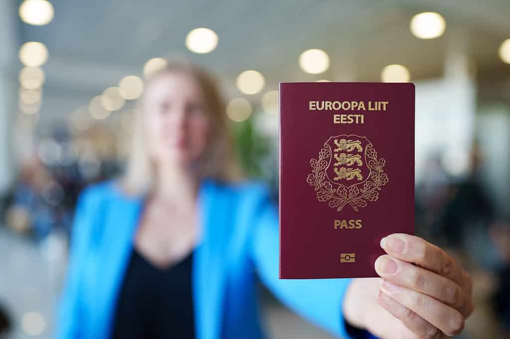 Donna che mostra il passaporto dell'Unione Europea.  Cittadinanza estone.