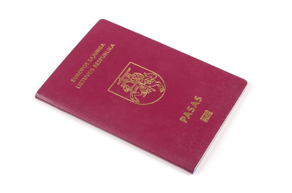 Passaporto lituano isolato su sfondo bianco