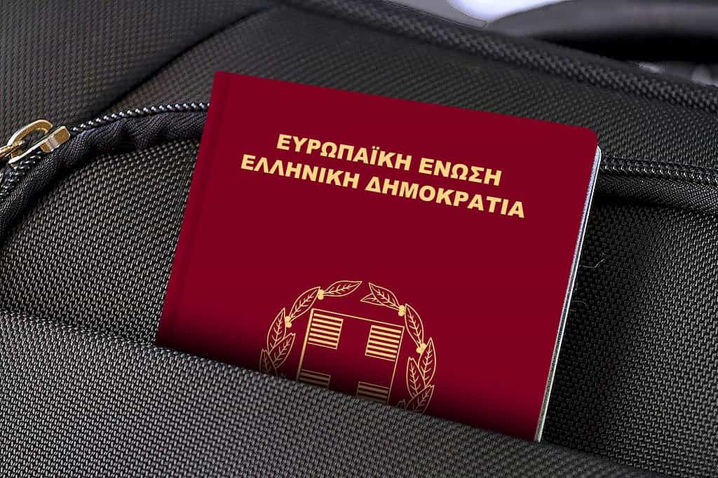 Primo piano del passaporto greco nella tasca della valigia nera