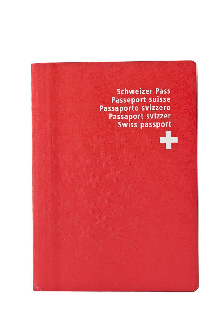 Passaporto svizzero usato frequentemente, isolato su bianco.