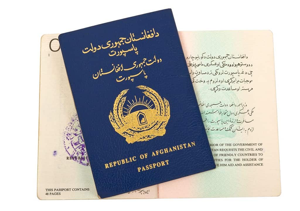 Passaporto della Repubblica dell'Afghanistan isolato su bianco