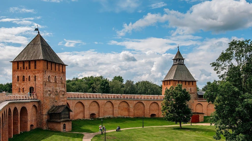 Cremlino di Veliky Novgorod (Novgorod Detinets) in una giornata estiva.
