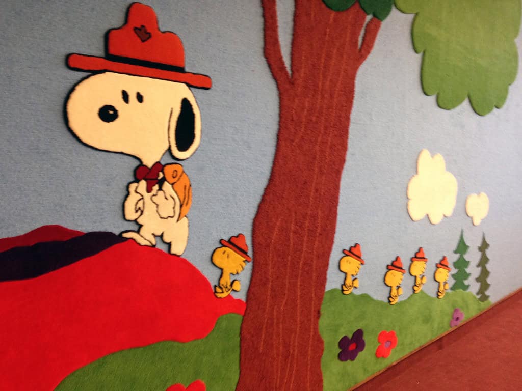Galleria di Snoopy e negozio di articoli da regalo: murale sul tappeto di Snoopy e Woodstock