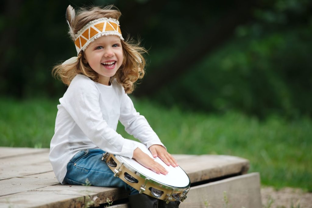 la bambina indiana suona il tamburello