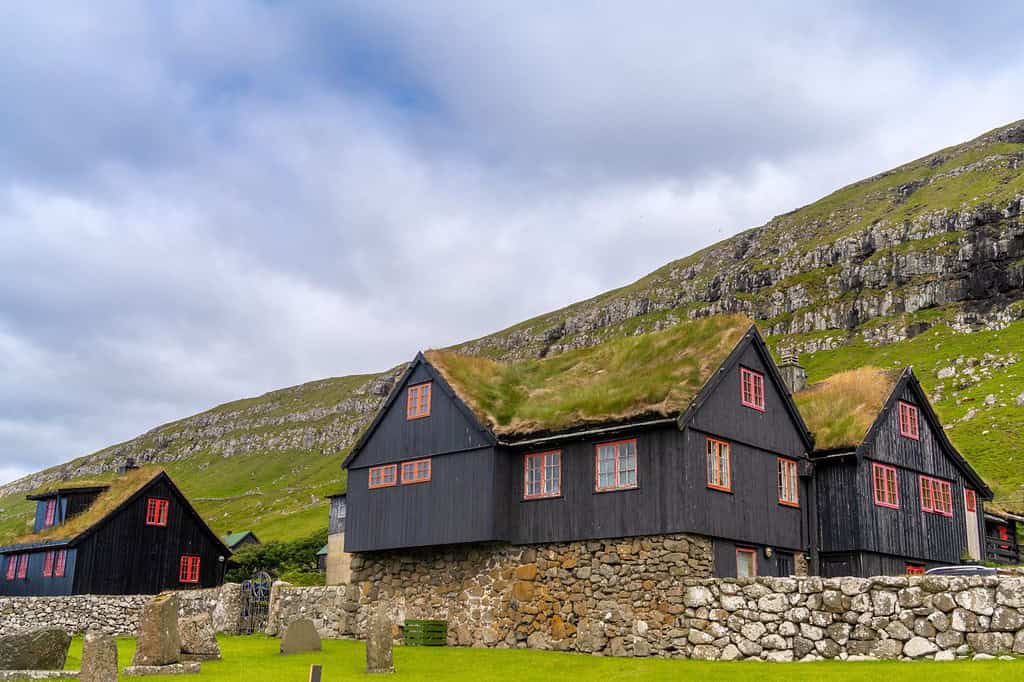L'antica fattoria di Kirkjubøargarður è ancora abitata fin dall'XI secolo a Kirkjubøur (Kirkebø), un villaggio storico a Streymoy, Isole Faroe.