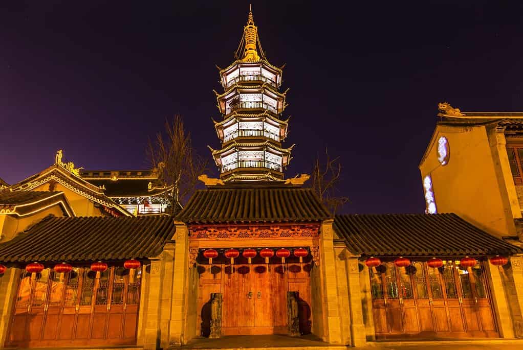 Buddista Nanchang Nanchan Tempio porta di legno Pagoda Torre Wuxi provincia di Jiangsu, Cina.  Il tempio fu fondato intorno al 550 d.C.