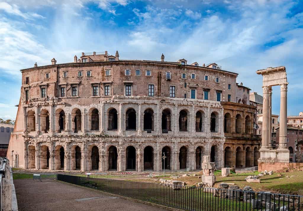 Il Teatro di Marcello, un antico teatro all'aperto a Roma, in Italia, costruito negli ultimi anni della Repubblica Romana.  Sulla destra si trovano le rovine del Tempio di Apollo Palatino.