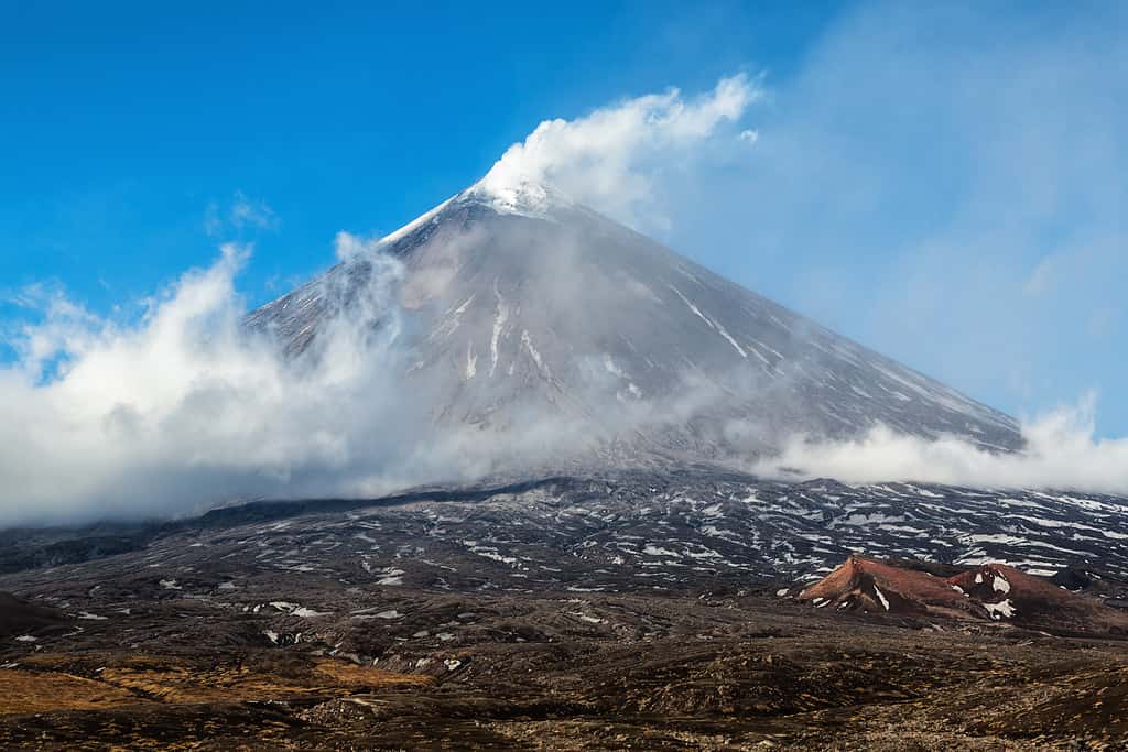 Vista del paesaggio montano autunnale del vulcano attivo in eruzione