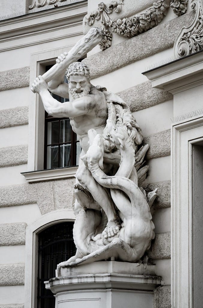 Statua di Eracle che sconfigge l'idra di Lerna a Vienna, dettaglio della facciata del palazzo imperiale Hofburg da piazza Michaelerplatz