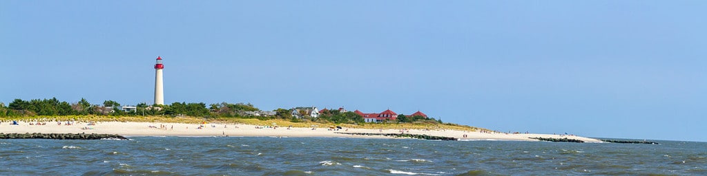 Panorama della spiaggia con il faro di Cape May a Cape May, New Jersey.