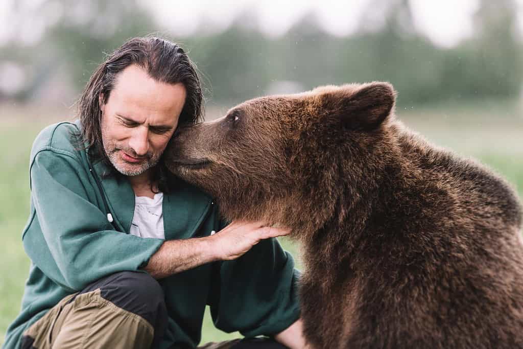 Un uomo adulto e un abbraccio da orso.