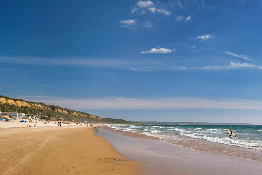 Spiaggia dell'Oceano Atlantico sulla spiaggia di Fonte da Telha, Costa da Caparica, Portogallo