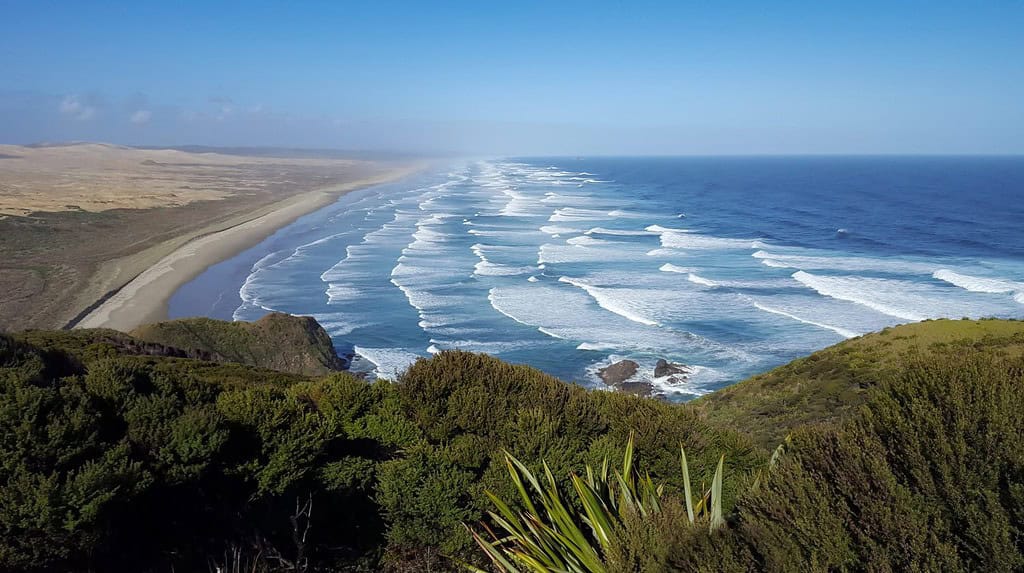 Camminando sulla spiaggia di novanta miglia in Nuova Zelanda