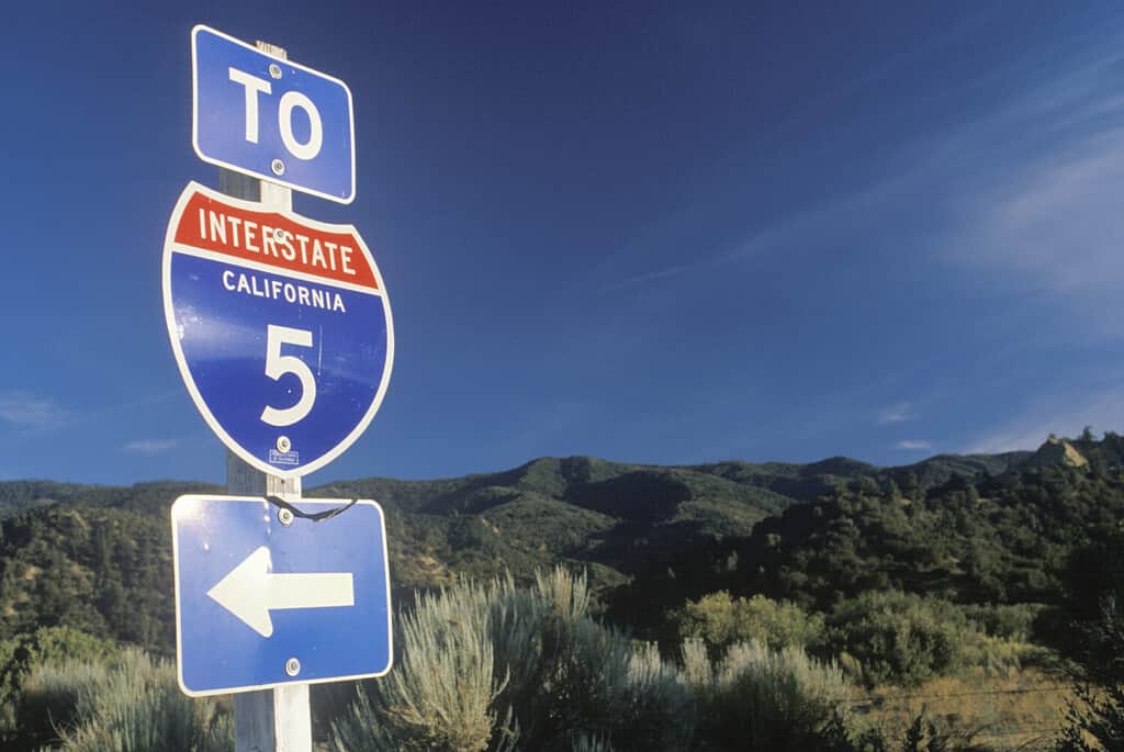 Un cartello per l'Interstate 5 in California